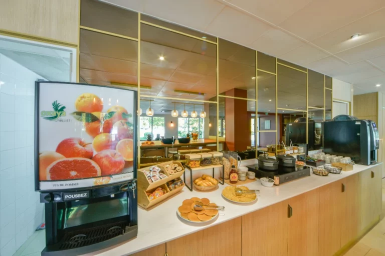 Café, chocolat chaut, jus de fruit : buffet petit-déjeuner