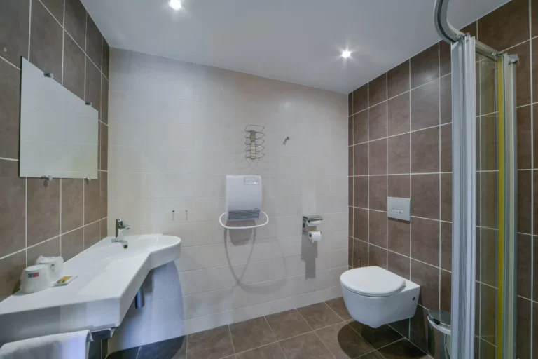 Salle de douche avec hydrojet