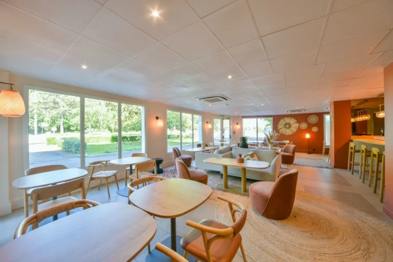 Salle du petit-déjeuner de l'hôtel