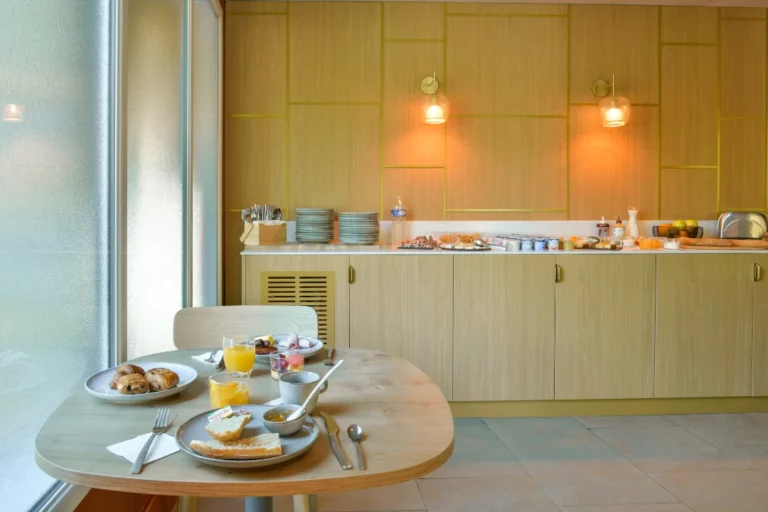 Buffet du petit-déjeuner : baguettes, fruits, yaourts...